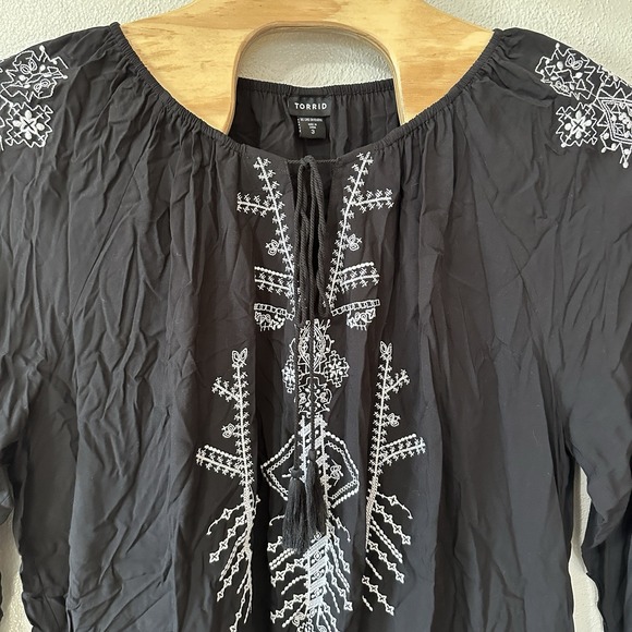 Torrid Top Womens Plus 3X Black White Embroidered Long Sleeve Boho Peasant Shirt - Picture 2 of 5
